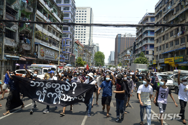 [양곤=AP/뉴시스]23일 미얀마 양곤에서 반 쿠데타 시위대가 현수막을 앞세우고 행진하고 있다. 동남아시아국가연합(ASEAN·아세안) 10개국 정상은 오는 24일 인도네시아 자카르타에서 열리는 아세안 특별정상회의에서 미얀마 사태의 해법에 대해 논의할 것으로 보인다. 아세안은 인도네시아, 말레이시아, 태국, 필리핀, 싱가포르, 브루나이, 베트남, 라오스, 미얀마, 캄보디아 등 10개국으로 구성돼 있다. 2021.04.23.