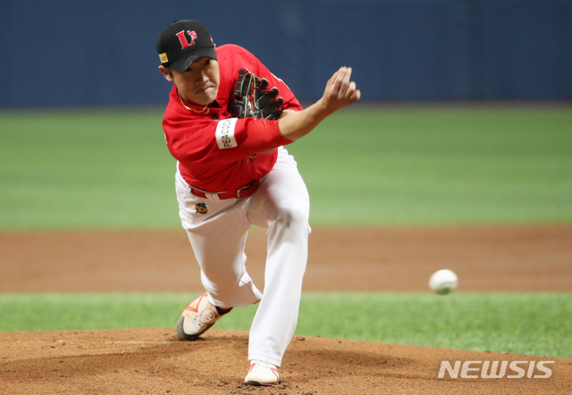 [서울=뉴시스]고범준 기자 = 23일 오후 서울 구로구 고척스카이돔에서 열린 2021 KBO리그 키움 히어로즈와 SSG 랜더스 경기, 1회말 SSG 선발 박종훈이 역투하고 있다. 2021.04.23. bjko@newsis.com