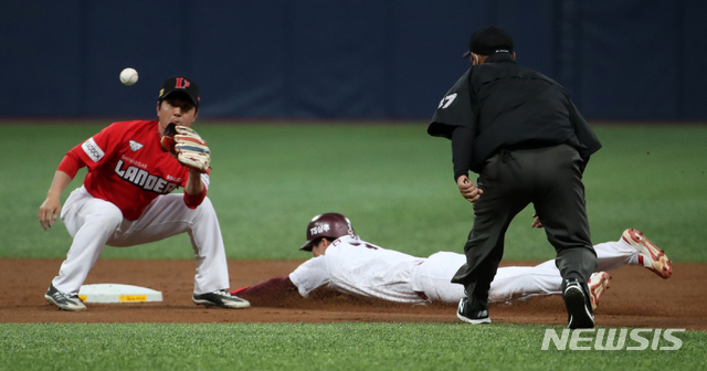 [서울=뉴시스]고범준 기자 = 23일 오후 서울 구로구 고척스카이돔에서 열린 2021 KBO리그 키움 히어로즈와 SSG 랜더스 경기, 1회말 무사 1루 키움 이정후 타석 때 1루주자 김혜성이 도루에 성공하고 있다. 2021.04.23. bjko@newsis.com