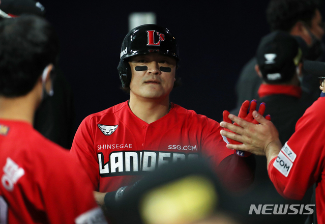 [서울=뉴시스]고범준 기자 = 23일 오후 서울 구로구 고척스카이돔에서 열린 2021 KBO리그 키움 히어로즈와 SSG 랜더스 경기, 3회초 2사 1,2루 SSG 로맥의 안타 때 2루주자 추신수가 홈인해 동료들과 하이파이브 하고 있다. 2021.04.23. bjko@newsis.com