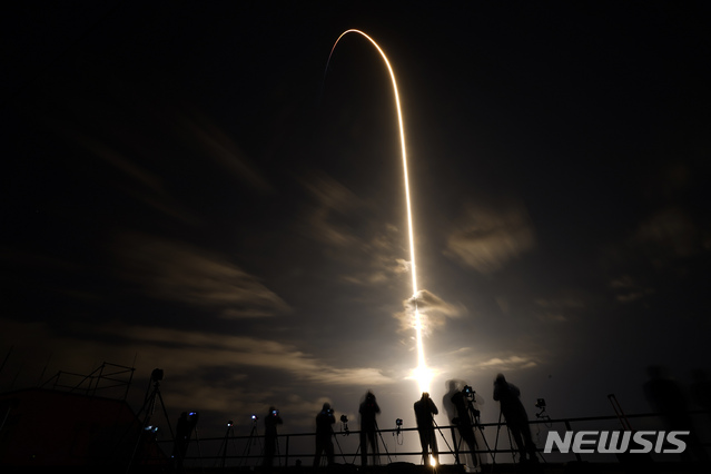 1단계 추진로켓 팰콘9과 4명의 우주사탑승 크루 드래곤 캡슐로 이뤄진 스페이스엑스 유인우주선의 발사 직후 모습. 몇 분 후 1단계 로켓은 분리 추락하고 캡슐 우주선만 23시간 비행한다.&nbsp; 