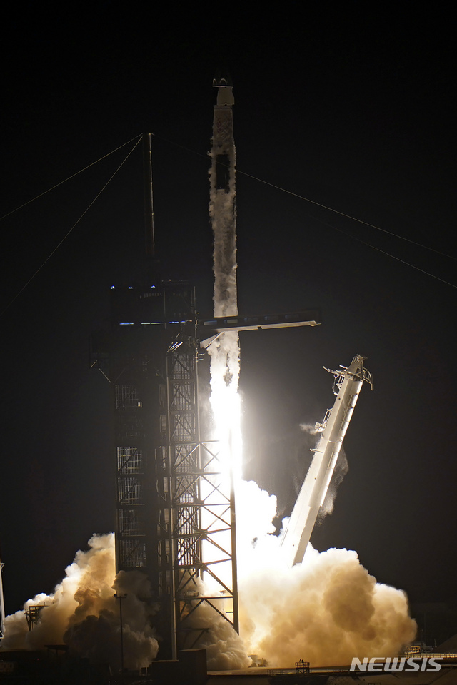 [케이프커네버럴=AP/뉴시스] 23일 미 플로리다주 기지에서 스페이스엑스의 팰콘9 추진로켓이 상부에 크루 드래곤 캡슐을 장착하고 엄청난 힘으로 우주정거장을 향해 치솟고있다&nbsp; 