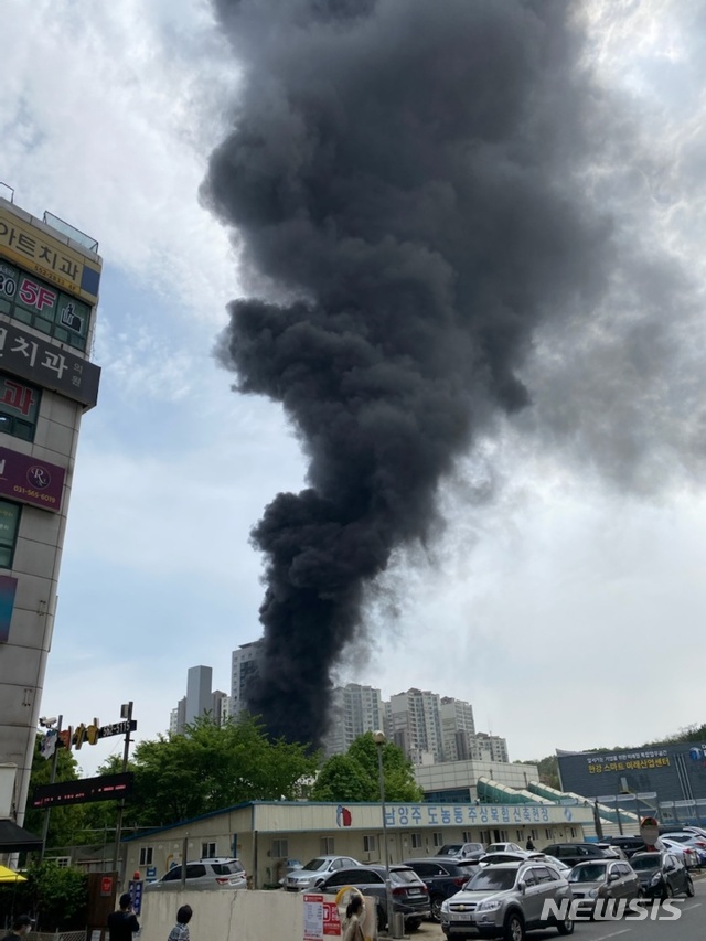 24일 오전 11시20분께 경기 남양주시 다산동 오피스텔 신축현장에서 발생한 화재 연기가 인근 아파트에서도 관측되고 있다. (사진=독자 제공)