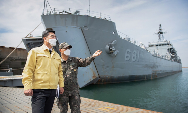 [서울=뉴시스] 코로나19 방역 점검하는 서욱 국방장관. 2021.04.24. (사진=국방부 제공) *재판매 및 DB 금지
