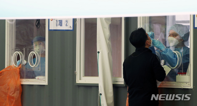 [서울=뉴시스]박주성 기자 = 코로나19 국내 확진자 수가 나흘째 700명대를 기록한 24일 오전 서울역 광장에 마련된 임시선별검사소에서 시민들이 검사를 받고 있다. 2021.04.24. park7691@newsis.com