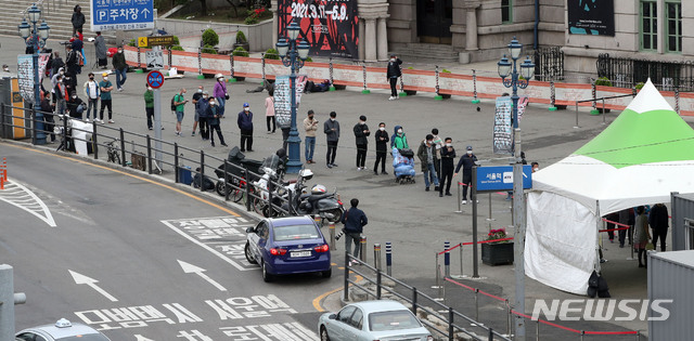 [서울=뉴시스]박주성 기자 = 코로나19 국내 확진자 수가 나흘째 700명대를 기록한 24일 오전 서울역 광장에 마련된 임시선별검사소에 시민들이 검사를 받기 위해 줄을 서고 있다. 2021.04.24. park7691@newsis.com