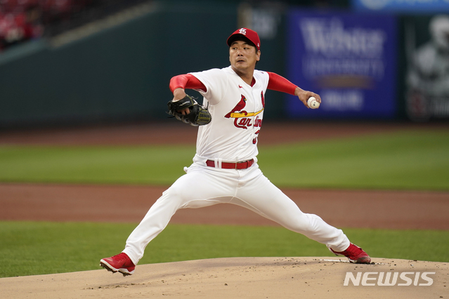 [세인트루이스=AP/뉴시스]세인트루이스 김광현이 23일(현지시간) 미 미주리주 세인트루이스의 부시 스타디움에서 열린 2021 메이저리그 신시내티 레즈와의 경기에 선발 등판해 1회 투구하고 있다. 2021.04.24.