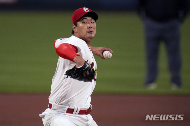 [세인트루이스=AP/뉴시스]세인트루이스 김광현이 23일(현지시간) 미 미주리주 세인트루이스의 부시 스타디움에서 열린 2021 메이저리그 신시내티 레즈와의 경기에 선발 등판해 3회 투구하고 있다. 2021.04.24.