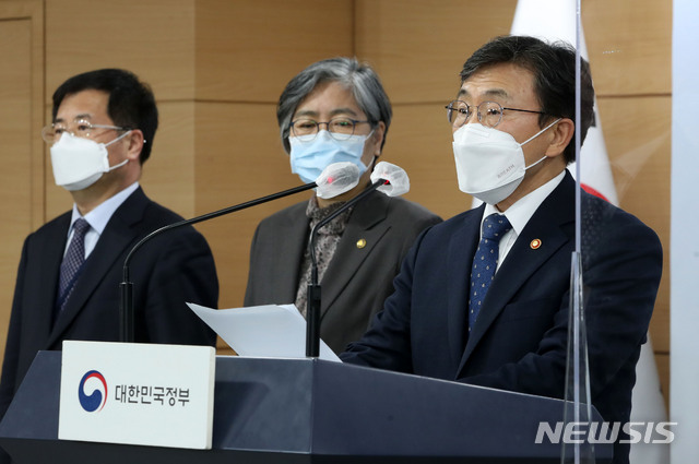 [서울=뉴시스]박주성 기자 = 권덕철 백신도입 TF 팀장(보건복지부 장관)이 24일 오후 서울 종로구 정부서울청사에서 열린 코로나19 백신 도입 관련 부처 합동 긴급 비대면 브리핑에서 발언을 하고 있다. 2021.04.24. park7691@newsis.com