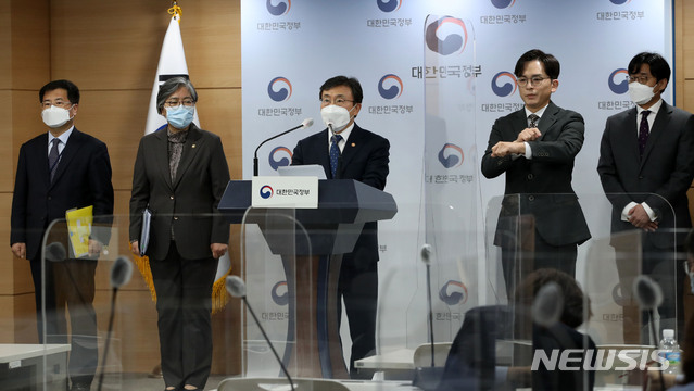 [서울=뉴시스]박주성 기자 = 권덕철 백신도입 TF 팀장(보건복지부 장관)이 24일 오후 서울 종로구 정부서울청사에서 열린 코로나19 백신 도입 관련 부처 합동 긴급 비대면 브리핑에서 발언을 하고 있다. 2021.04.24. park7691@newsis.com