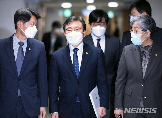 [서울=뉴시스]박주성 기자 = 김강립(사진 왼쪽부터) 식품의약품안전처 처장과 권덕철 백신도입 TF 팀장(보건복지부 장관), 정은경 질병관리청 청장이 24일 오후 서울 종로구 정부서울청사에서 열린 코로나19 백신 도입 관련 부처 합동 긴급 비대면 브리핑에 참석하며 이야기를 나누고 있다. 2021.04.24. park7691@newsis.com