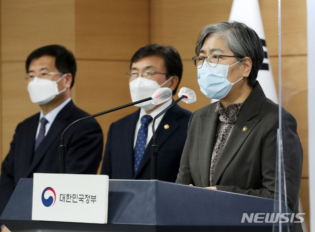 [서울=뉴시스]박주성 기자 = 정은경 질병관리청 청장이 24일 오후 서울 종로구 정부서울청사에서 열린 코로나19 백신 도입 관련 부처 합동 긴급 비대면 브리핑에서 취재진의 질문에 답하고 있다. 2021.04.24. park7691@newsis.com
