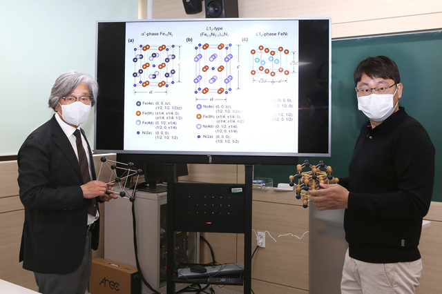 [울산=뉴시스] 구미현 기자 = 영구자석 결정 구조를 설명하는 울산대학교 물리학과 홍순철 교수와 제자인 인천대학교 물리학과 엇후 도르지 교수. 2021.04.25. (사진=울산대 제공)photo@newsis.com *재판매 및 DB 금지