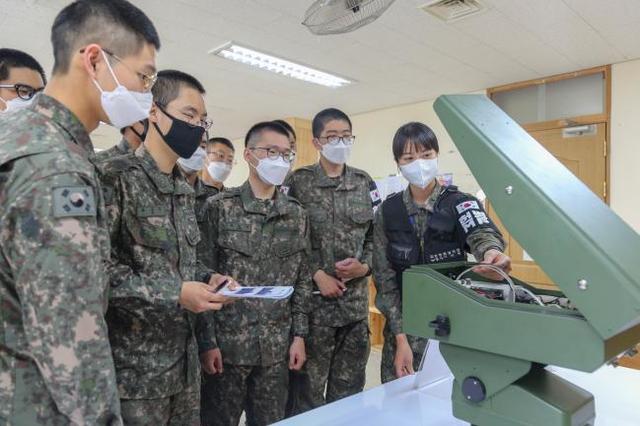 [서울=뉴시스] 육군21사단의 일반전초(GOP) 과학화 경계시스템 교육 중 과학화 정비반 전문교관이 중거리 카메라의 성능 및 제원을 설명하고 있다. 2021.04.26. (사진=박정원 대위 제공) *재판매 및 DB 금지