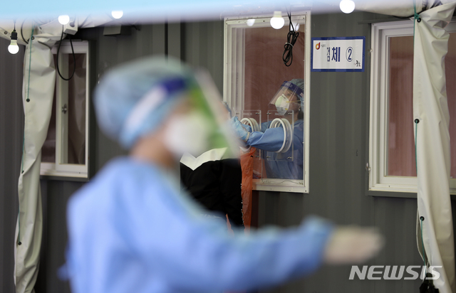 [서울=뉴시스]최진석 기자 = 25일 서울 중구 서울역 광장 임시선별검사소에서 시민이 검사를 받고 있다. 2021.04.25. myjs@newsis.com