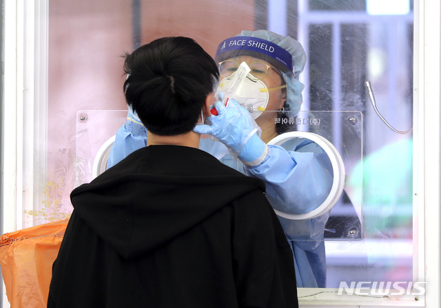 [서울=뉴시스]최진석 기자 = 코로나19 신규 확진자가 주말 영향 등으로 닷새만에 700명 아래로 감소한 25일 오전 서울역 광장에 마련된 서울 중구 임시선별검사소에서 시민이 검사를 받고 있다. 이날 0시 기준 국내 누적 확진자는 전날보다 644명 증가한 11만8887명이다. 2021.04.25. myjs@newsis.com