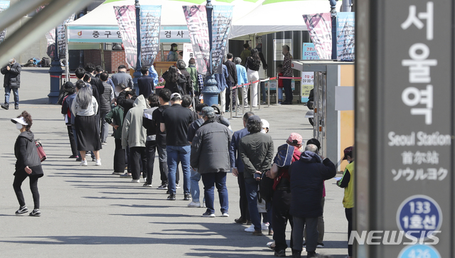 [서울=뉴시스]최진석 기자 = 코로나19 신규 확진자가 주말 영향 등으로 닷새만에 700명 아래로 감소한 25일 오전 서울역 광장에 마련된 서울 중구 임시선별검사소에서 시민들이 검사를 받기 위해 줄지어 대기하고 있다. 이날 0시 기준 국내 누적 확진자는 전날보다 644명 증가한 11만8887명이다. 2021.04.25. myjs@newsis.com 