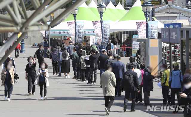 [서울=뉴시스]최진석 기자 = 코로나19 신규 확진자가 주말 영향 등으로 닷새만에 700명 아래로 감소한 25일 오전 서울역 광장에 마련된 서울 중구 임시선별검사소에서 시민들이 검사를 받기 위해 줄지어 대기하고 있다. 이날 0시 기준 국내 누적 확진자는 전날보다 644명 증가한 11만8887명이다. 2021.04.25. myjs@newsis.com