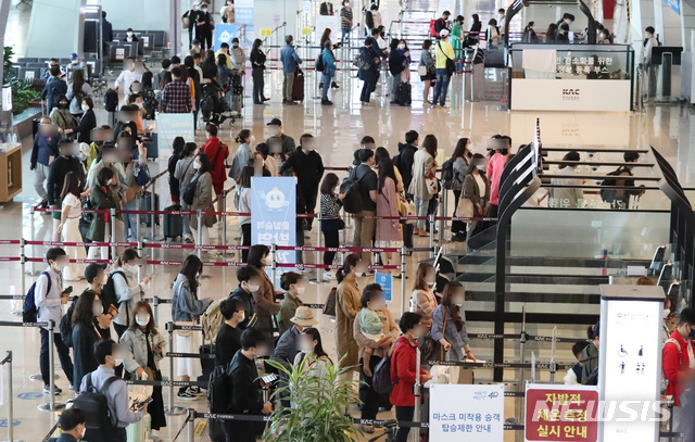 [서울=뉴시스]고승민 기자 = 서울 강서구 김포국제공항 국내선을 찾은 시민이 수속을 밟고 있다. 2021.04.25. kkssmm99@newsis.com