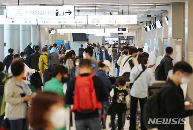 [서울=뉴시스]고승민 기자 = 지난 25일 서울 강서구 김포국제공항 국내선을 찾은 시민이 수속을 밟고 있다. 2021.04.25. kkssmm99@newsis.com