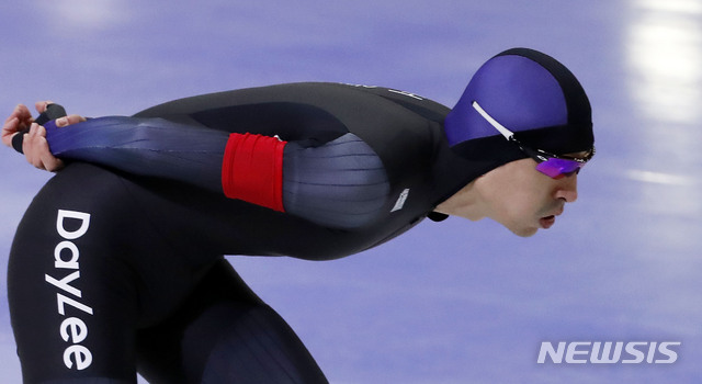 [서울=뉴시스]홍효식 기자 = 서울 노원구 태릉 국제스케이트장에서 열린 제47회 전국남녀 스프린트 및 제75회 종합 스피드스케이팅 선수권대회, 올라운드 남자 1500m 경기에서 서울일반 이승훈이 질주하고 있다. 2021.04.25. yesphoto@newsis.com