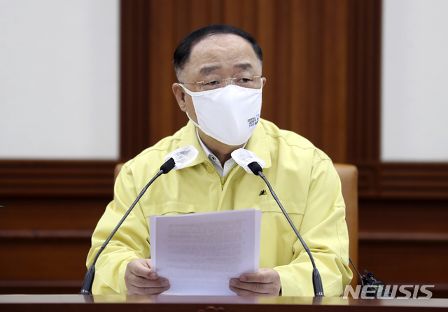 [서울=뉴시스]최진석 기자 = 홍남기 국무총리 직무대행이 25일 서울 종로구 정부서울청사에서 열린 코로나19 중앙재난안전대책본부(중대본) 회의에 참석해 발언하고 있다. 2021.04.25. myjs@newsis.com