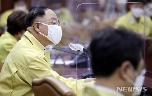 [서울=뉴시스]최진석 기자 = 홍남기 국무총리 직무대행이 25일 서울 종로구 정부서울청사에서 열린 코로나19 중앙재난안전대책본부(중대본) 회의에 참석해 발언하고 있다. 2021.04.25. myjs@newsis.com
