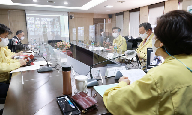 [서울=뉴시스]이영환 기자 = 유은혜 사회부총리 겸 교육부 장관이 25일 오후 서울 영등포구 한국교육시설안전원에서 열린 학교-학원 코로나19 방역 대응 강화 관련 학부모 의견 청취를 위한 간담회에 참석해 인사말을 하고 있다.(사진=교육부 제공) 2021.04.25. photo@newsis.com *재판매 및 DB 금지