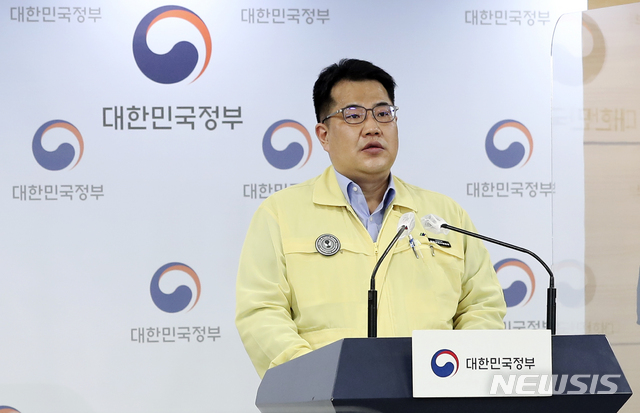 [서울=뉴시스]최진석 기자 = 손영래 중앙사고수습본부 사회전략반장이 지난 25일 서울 종로구 정부서울청사에서 코로나19 중앙재난안전대책본부(중대본) 정례브리핑을 하고 있다. 2021.04.25. myjs@newsis.com