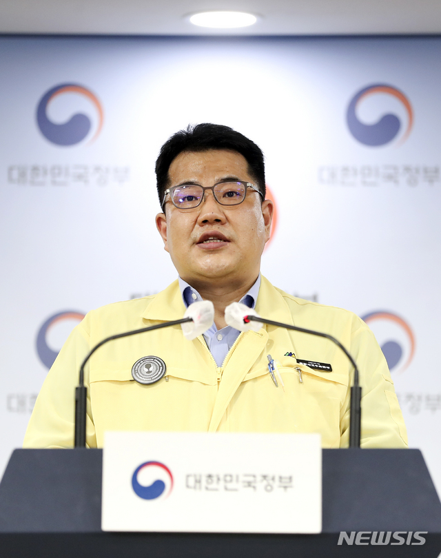 [서울=뉴시스]최진석 기자 = 손영래 중앙사고수습본부 사회전략반장이 25일 서울 종로구 정부서울청사에서 코로나19 중앙재난안전대책본부(중대본) 정례브리핑을 하고 있다. 2021.04.25. myjs@newsis.com