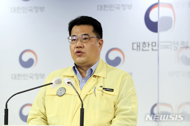 [서울=뉴시스]최진석 기자 = 손영래 중앙사고수습본부 사회전략반장이 25일 서울 종로구 정부서울청사에서 코로나19 중앙재난안전대책본부(중대본) 정례브리핑을 하고 있다. 2021.04.25. myjs@newsis.com