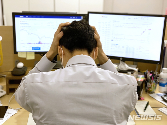 [서울=뉴시스]직장인이 암호화폐 시세판을 확인하고 있다. (사진= 자생한방병원 제공) 2021.04.26 