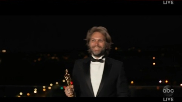 [서울=뉴시스]26일 열린 제93회 아카데미 시상식에서 '더 파더'가 각색상을 수상한 가운데, 각본을 쓴 플로리안 젤러 감독은 이원 생중계를 통해 수상소감을 밝히고 있다.(사진=누리집 캡처)2021.04.26 photo@newsis.com *재판매 및 DB 금지