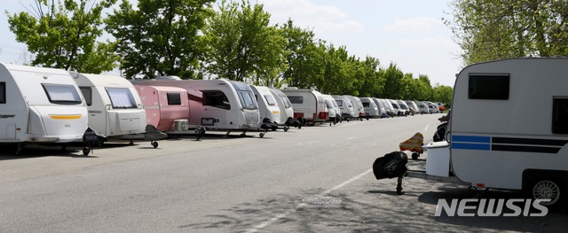 [청주=뉴시스] 이민우 기자 = 25일 충북 청주시 흥덕구 옥산면 한 공영주차장에 카라반들이 일렬로 주차돼있다. 2021.04.26. lmw3837@newsis.com *재판매 및 DB 금지
