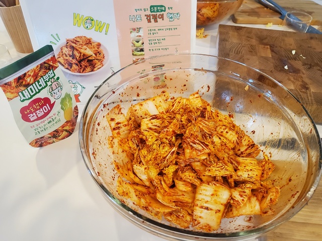 [서울=뉴시스] 샘표 '새미네부엌 겉절이 양념'으로 5분만에 만든 겉절이. 2021.04.26. photo@newsis.com