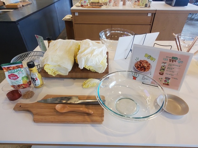 [서울=뉴시스] 샘표 '새미네 부엌 겉절이 양념'과 알배기 배추, 고춧가루, 참기름, 깨 등. 2021.04.26. photo@newsis.com