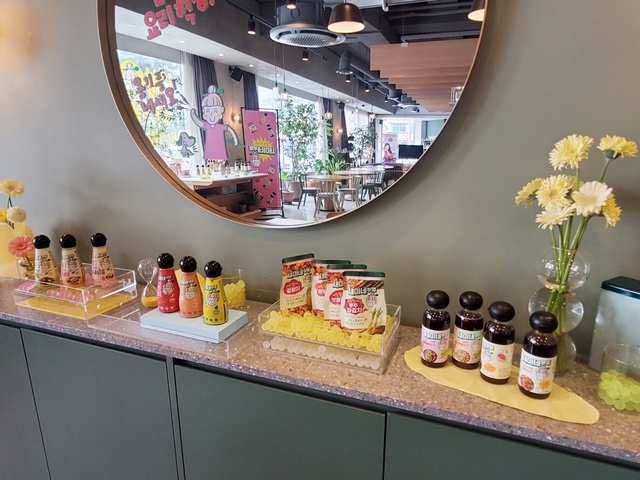 [서울=뉴시스] 최지윤 기자=서울 중구 충무로 본사 1층 우리맛공간에 진열된 '새미네 부엌' 제품 14종. 2021.04.26. photo@newsis.com 