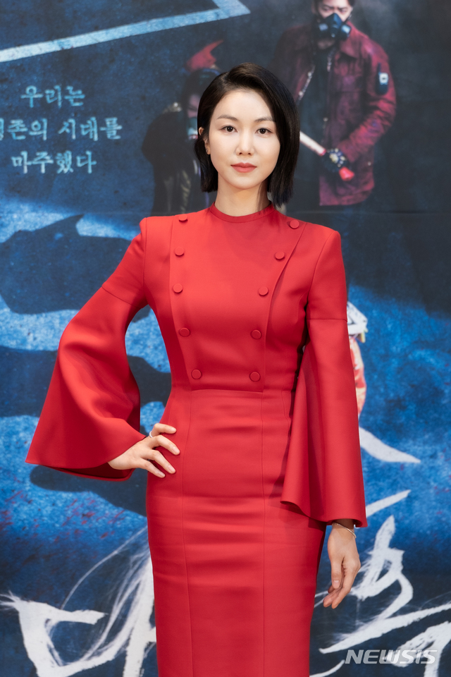 [서울=뉴시스]배우 김옥빈이 26일 OCN 새 오리지널 '다크홀' 제작발표회에 참석했다. (사진=OCN 제공) 2021.04.26. photo@newsis.com