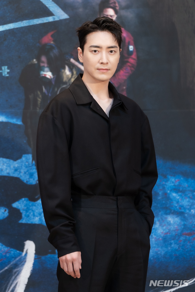 [서울=뉴시스]배우 이준혁이 26일 OCN 새 오리지널 '다크홀' 제작발표회에 참석했다. (사진=OCN 제공) 2021.04.26. photo@newsis.com