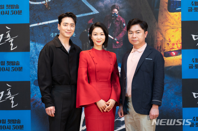 [서울=뉴시스]배우 이준혁, 김옥빈, 임원희가 26일 OCN 새 오리지널 '다크홀' 제작발표회에 참석했다. (사진=OCN 제공) 2021.04.26. photo@newsis.com
