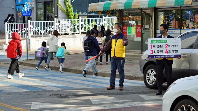 [전주=뉴시스] 한훈 기자 = 사진은 등교하는 초등학생 모습. 본 기사와 직접 관련 없음. (사진=전주시 제공).2021.04.26. photo@newsis.com *재판매 및 DB 금지