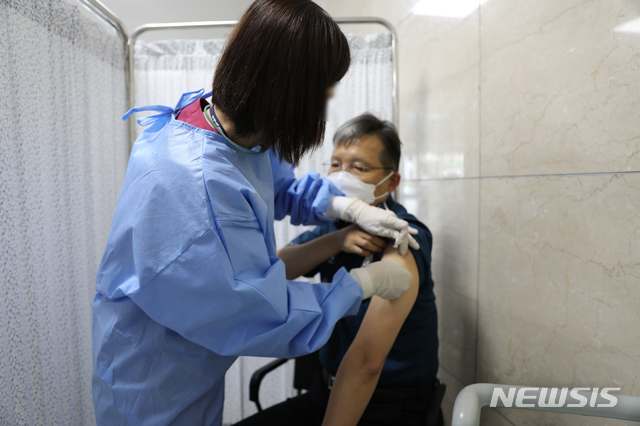 경찰과 소방 등 사회필수인력의 코로나19 백신 예방접종이 시작된 26일 우종수 경기북부경찰청장이 의정부 백병원에서 백신 접종을 받고 있다.(사진=경기북부경찰청 제공)