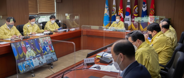 [서울=뉴시스] 26일 오후 열린 국방부 코로나19 지휘관회의. 2021.04.26. (사진=국방부 제공) *재판매 및 DB 금지