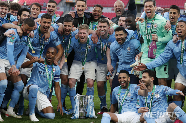 [런던=AP/뉴시스]맨체스터 시티 선수들이 25일(현지시간) 영국 런던의 웸블리 스타디움에서 열린 카라바오컵(리그컵) 결승전에서 토트넘을 물리치고 우승, 트로피와 함께 기념촬영을 하고 있다. 맨시티는 토트넘을 1-0으로 꺾고 리그컵 4연패를 달성했다. 2021.04.26.