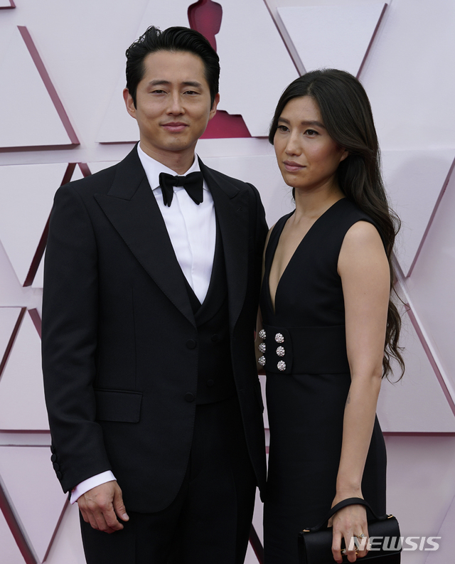 [로스앤젤레스=AP/뉴시스]미나리 주연 배우 스티븐 연과 부인 조아나 박이 25일(현지시간) 미 캘리포니아주 로스앤젤레스의 유니언 스테이션에서 열린 제93회 미국 아카데미 시상식(오스카)에 도착, 레드카펫에 올라 포토타임을 갖고 있다. 2021.04.26.
