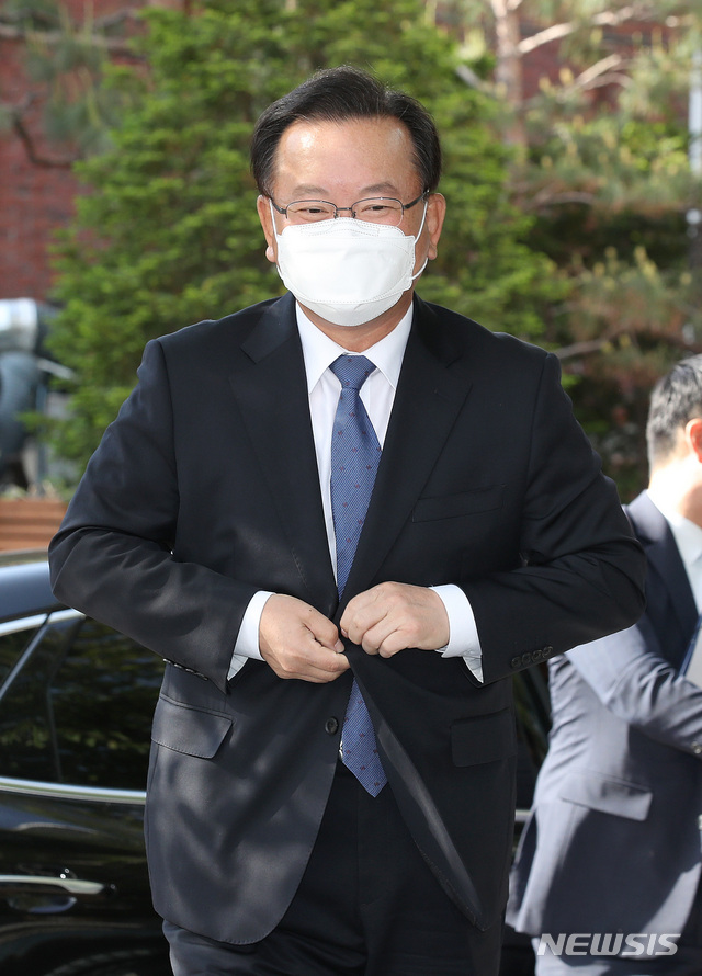 [서울=뉴시스]김병문 기자 = 김부겸 국무총리 후보자가 26일 오전 인사청문회 준비 사무실이 마련된 서울 종로구 통의동 금융감독원 연수원으로 출근하고 있다. 2021.04.26. dadazon@newsis.com