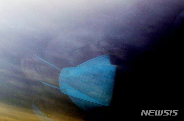 [서울=뉴시스]고승민 기자 = 이성윤 서울중앙지검장이 26일 서울중앙지방검찰청으로 출근하고 있다. 2021.04.26. kkssmm99@newsis.com 