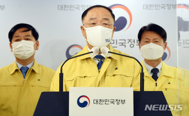 [서울=뉴시스]김명원 기자 = 홍남기 국무총리 직무대행이 26일 오전 서울 종로구 정부서울청사 합동브리핑실에서 백신 수급 및 접종 관련 계획 대국민 담화를 발표하고 있다. (공동취재사진) 2021.04.26. photo@newsis.com