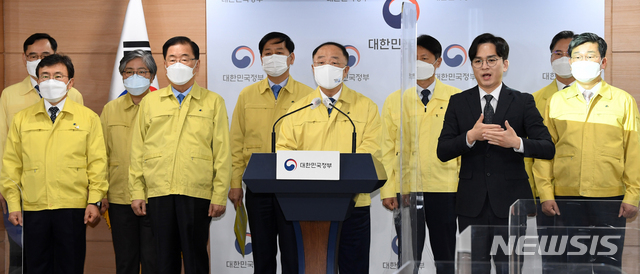 [서울=뉴시스]김명원 기자 = 홍남기 국무총리 직무대행이 26일 오전 서울 종로구 정부서울청사 합동브리핑실에서 백신 수급 및 접종 관련 계획 대국민 담화를 발표하고 있다. (공동취재사진) 2021.04.26. photo@newsis.com