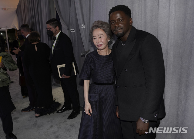 [로스앤젤레스=AP/뉴시스]배우 윤여정(왼쪽)이 25일(현지시간) 미 캘리포니아주 로스앤젤레스의 돌비 극장에서 열린 제93회 미국 아카데미 시상식에서 영화 '미나리'로 최우수 여우 조연상을 받은 후 프레스룸 밖에서 영화 '유다 그리고 블랙 메시아'로 최우수 남우 조연상을 받은 배우 다니엘 칼루야와 기념 촬영을 하고 있다. 2021.04.26.